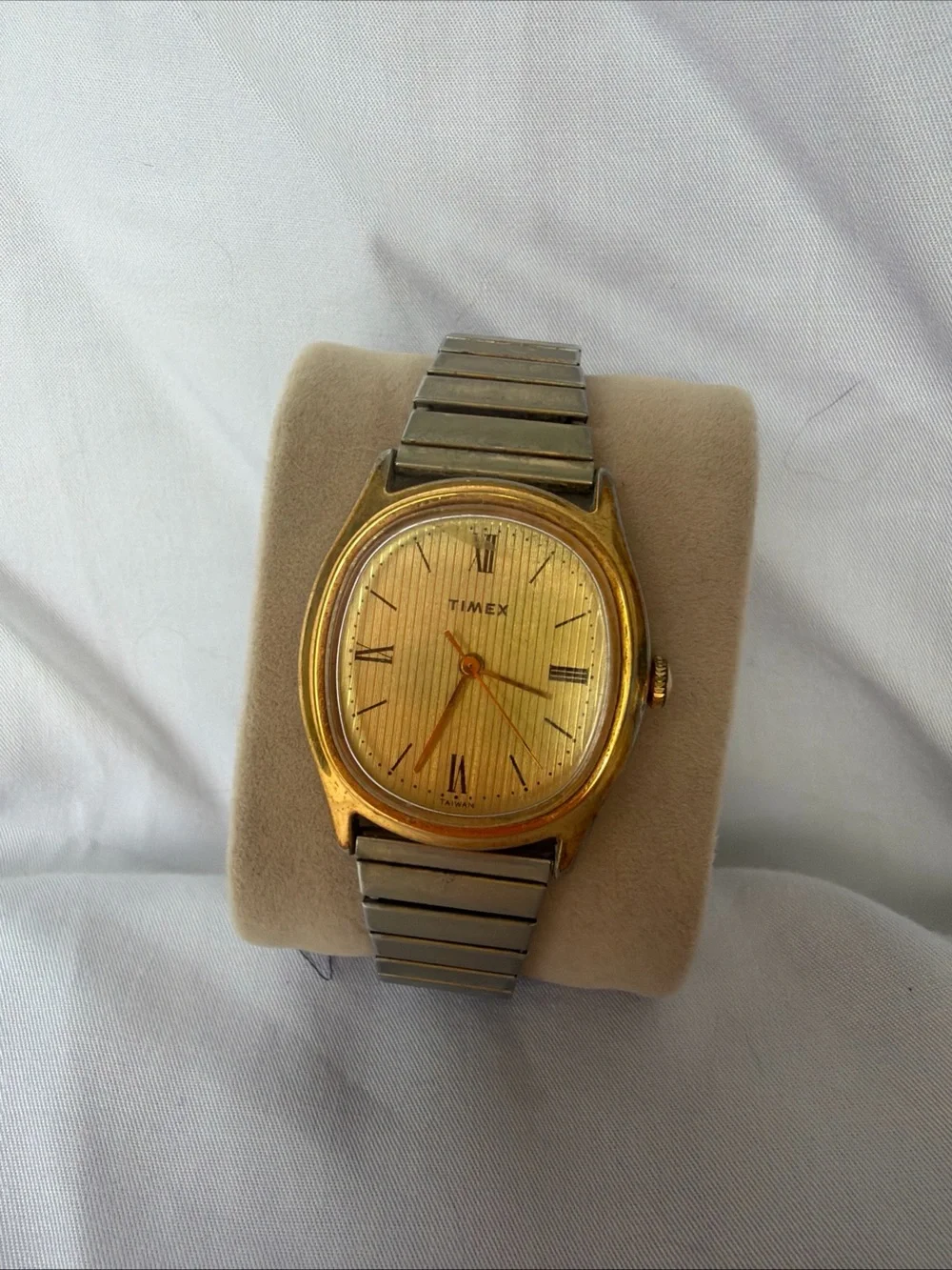 Timex Gold Case Champagne Dial Men’s Watch with Stretch Bracelet does not work